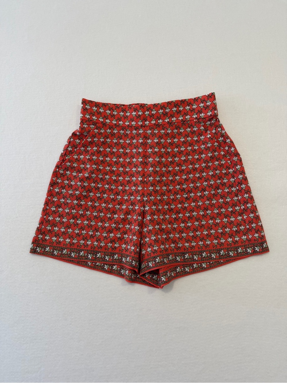 Max Studio Floral Printed  Women’s Shorts Small Red New Without Tags Retail $89